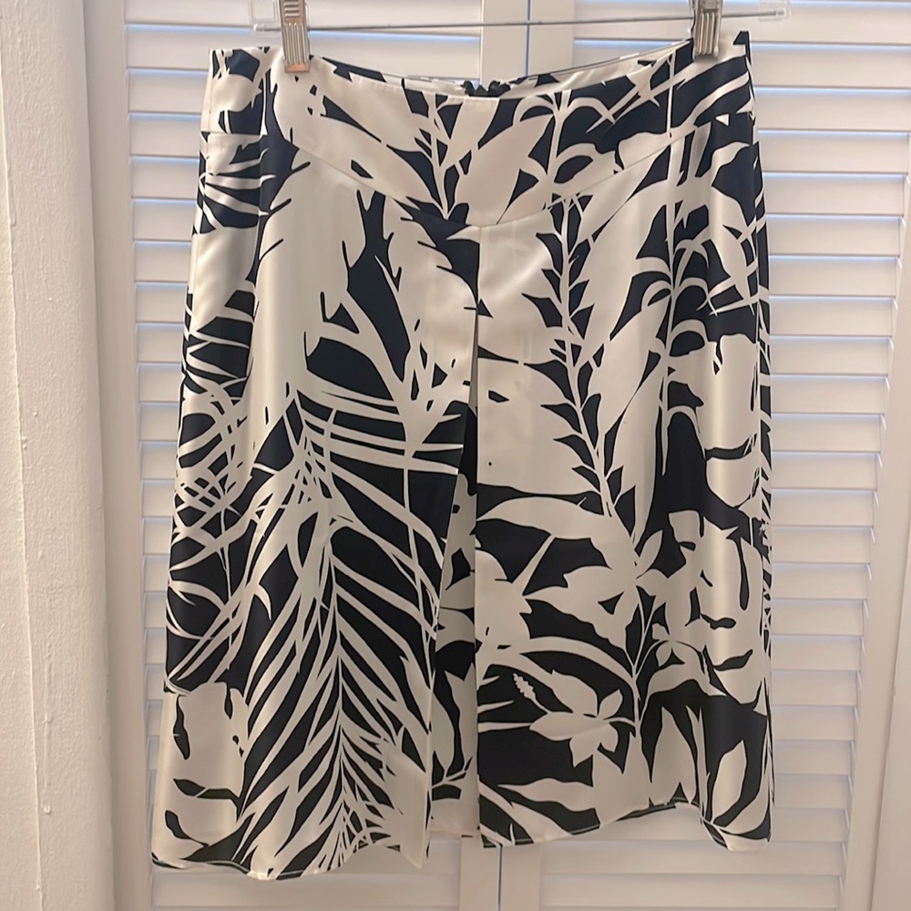 Ann Taylor skirt size 6 petites navy/white color